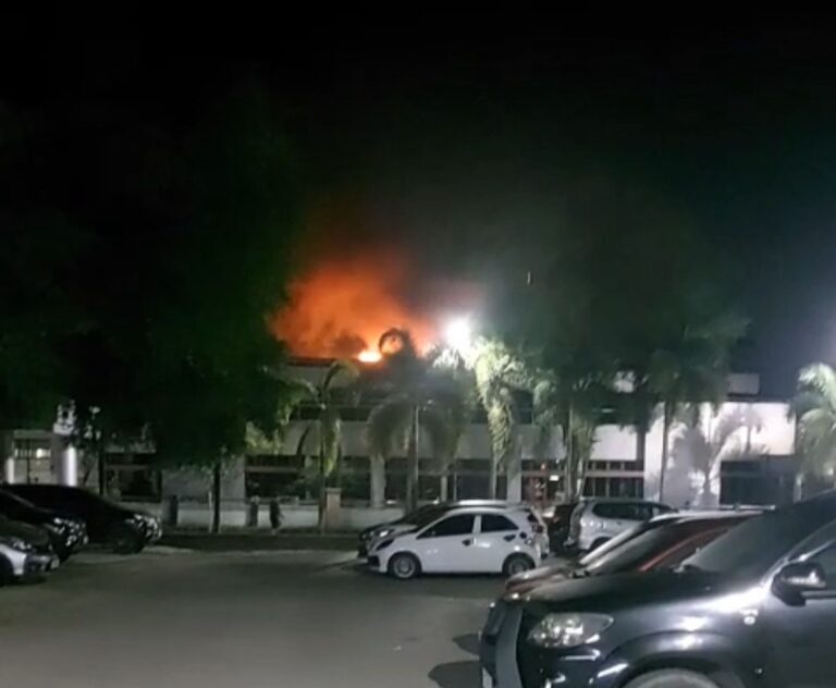 Kebakaran Hebat di RSUD Abdul Wahab Syahranie Samarinda: Dua Ruangan Terbakar, Diduga Korsleting Listrik.