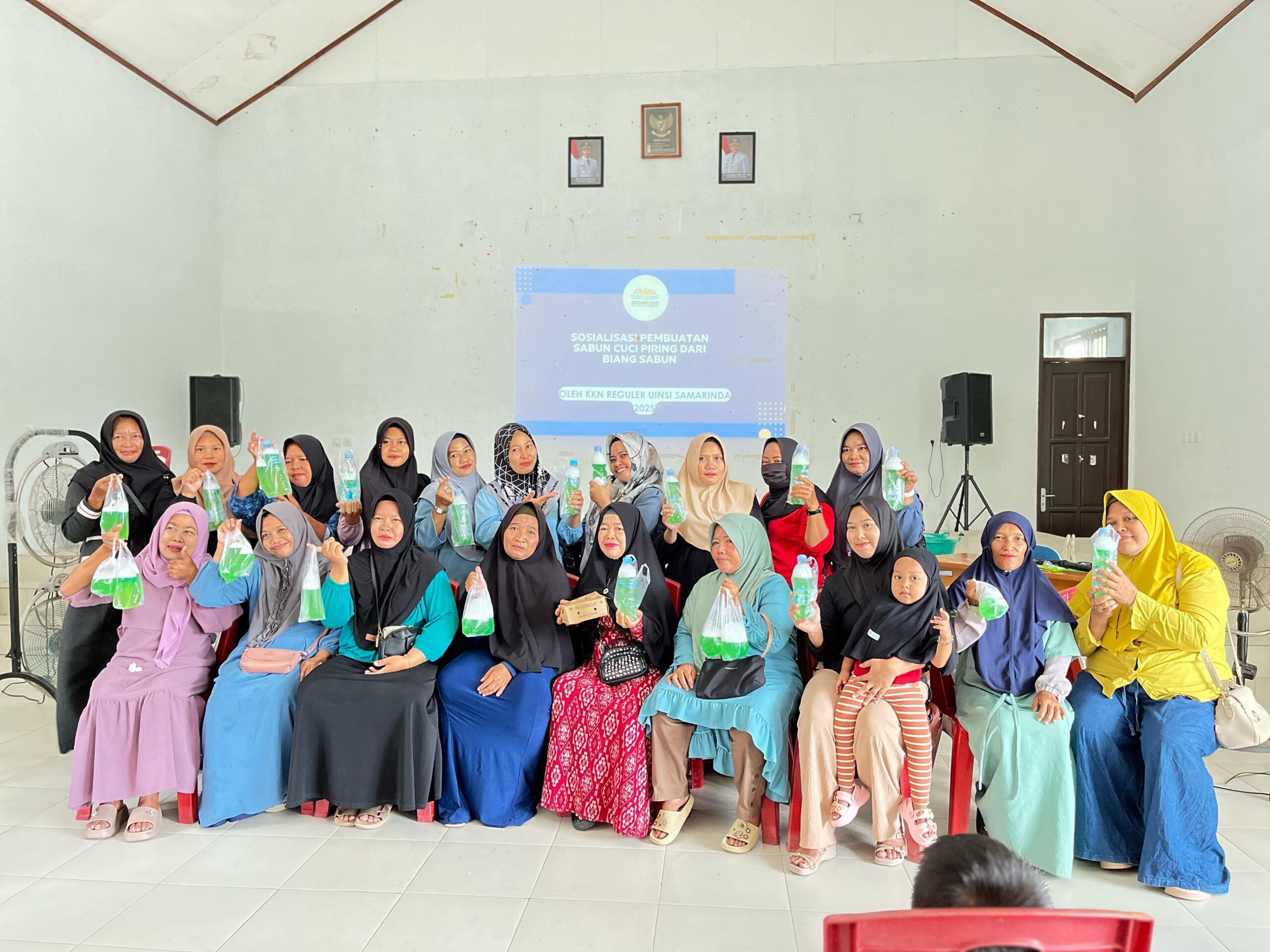 Kreatif dan Edukatif, Mahasiswa KKN Reguler UINSI Samarinda 2025 Gelar Pelatihan Sabun Ramah Lingkungan untuk Warga.