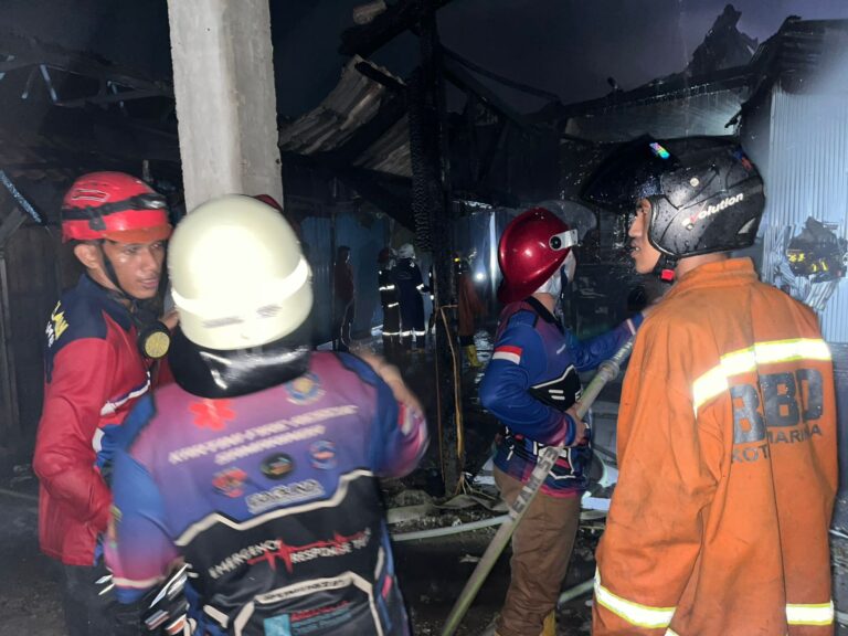 Kebakaran di Komplek Pasar Segiri, Lima Bangunan Hangus Terbakar.