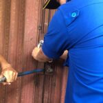 Damkar Samarinda Beraksi: Evakuasi Rolling Door Terkunci di Jalan Gerilya, Respons Kilat dan Tanpa Korban.