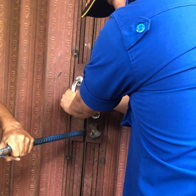 Damkar Samarinda Beraksi: Evakuasi Rolling Door Terkunci di Jalan Gerilya, Respons Kilat dan Tanpa Korban.