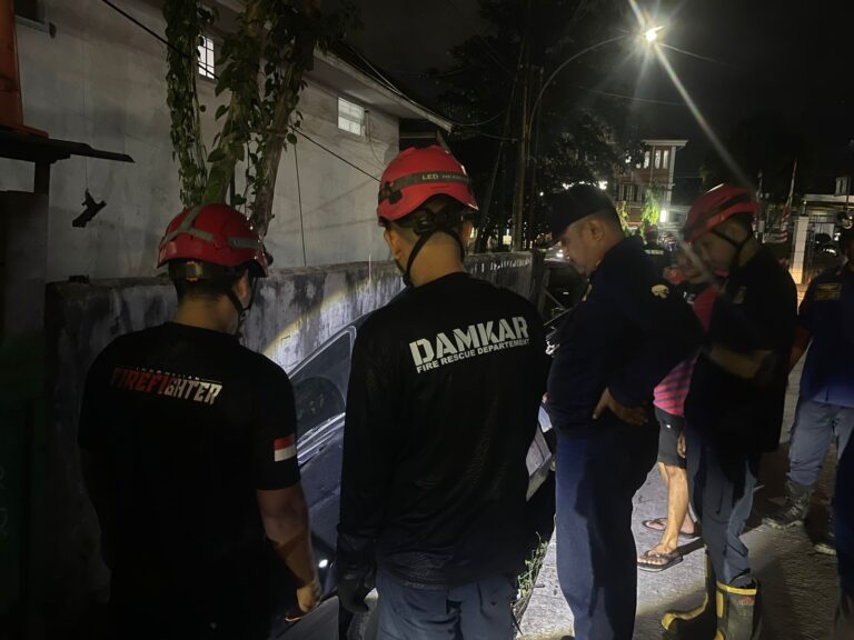 Koordinasi Cepat, Damkar Samarinda Berhasil Evakuasi Mobil dari Parit.