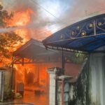 Satu Rumah Hangus Terbakar di Komplek Dosen Unmul Samarinda, Damkar Tangani dengan Respon Cepat.