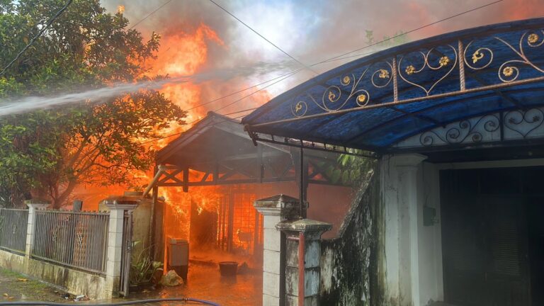 Satu Rumah Hangus Terbakar di Komplek Dosen Unmul Samarinda, Damkar Tangani dengan Respon Cepat.