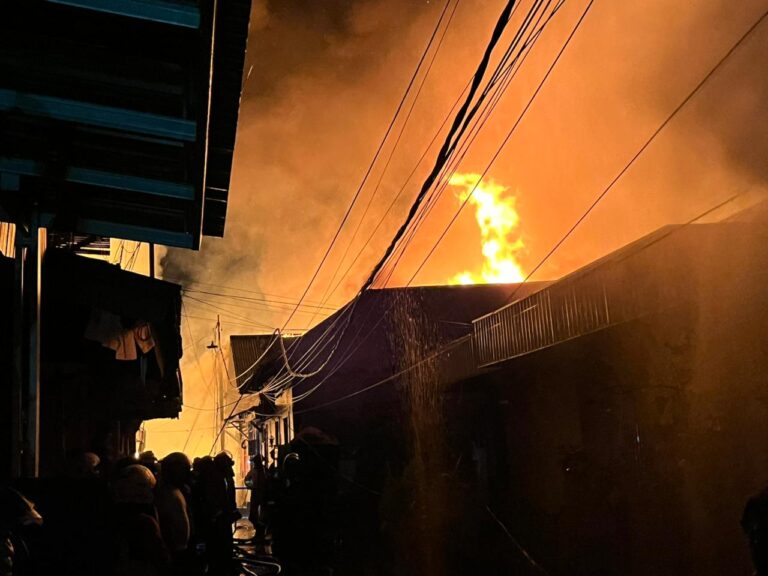 Kebakaran Besar di Gang Slamet Samarinda: 20 Rumah Ludes, 80 Jiwa Kehilangan Tempat Tinggal.